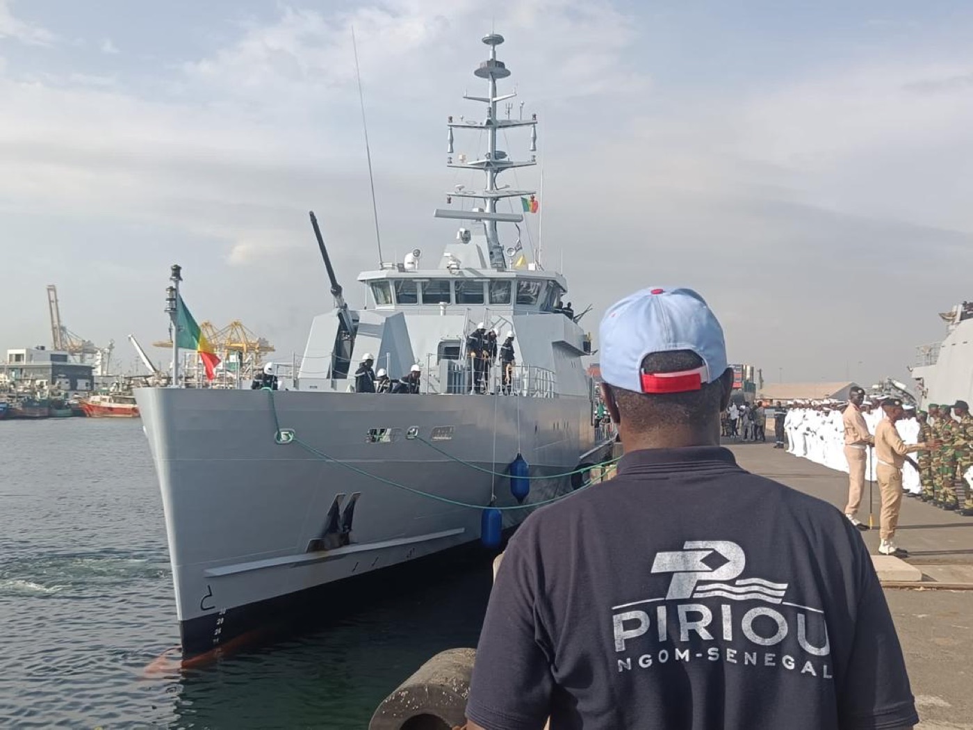 Un membre des équipes Piriou Ngom Sénégal devant le patrouilleur