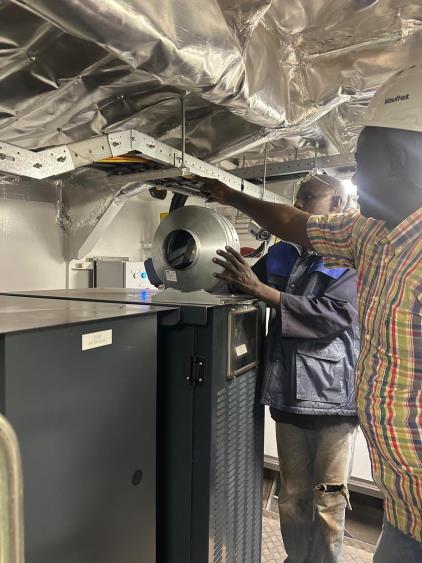 Installation des extracteurs d’air sur les UPS du local du groupe électrogène de secours