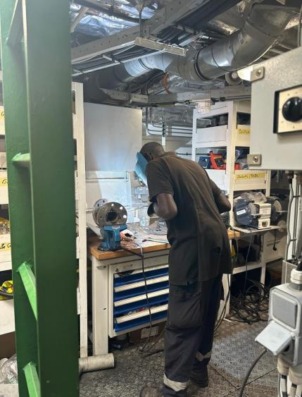 Sertissage des tuyaux cuivre-nickel de la ligne d’arbre, dans l’atelier du bord