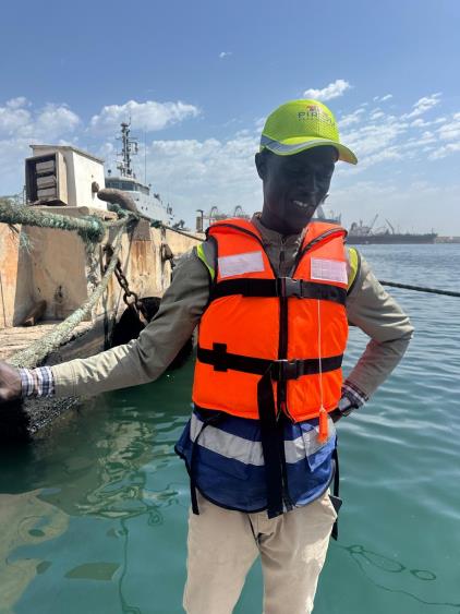 Membre d’équipage en tenue de sécurité dans l’environnement portuaire