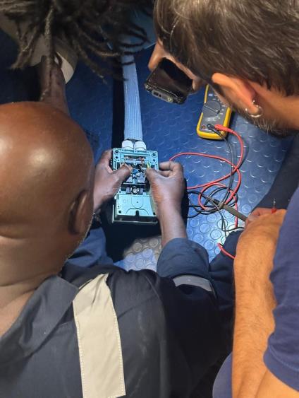 Contrôle en équipe des équipements électriques à installer