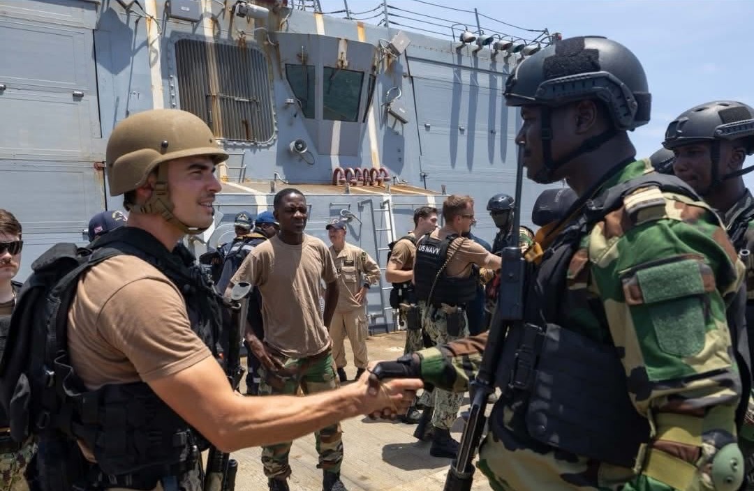 Équipages sénégalais et américains réunis sur le pont lors de l'exercice PASSEX