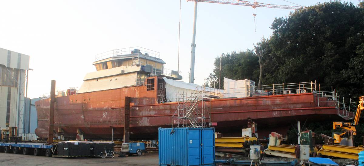 Coque du Walo halée sur le slipway du chantier