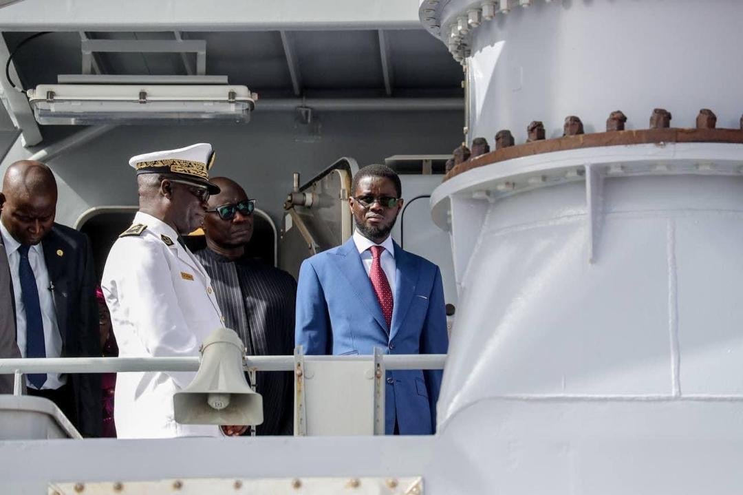 Le Président Bassirou Diomaye Faye à bord d'un patrouilleur de la Marine nationale